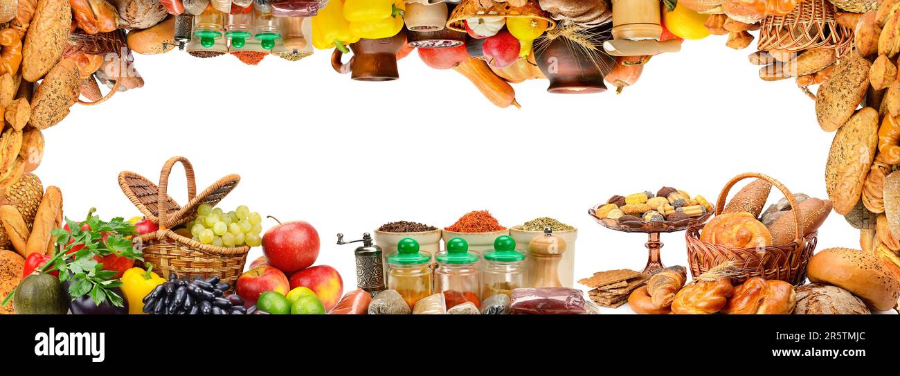 Incornicia diversi prodotti - verdura, frutta, prodotti del pane, spezie isolate su sfondo bianco. Foto Stock