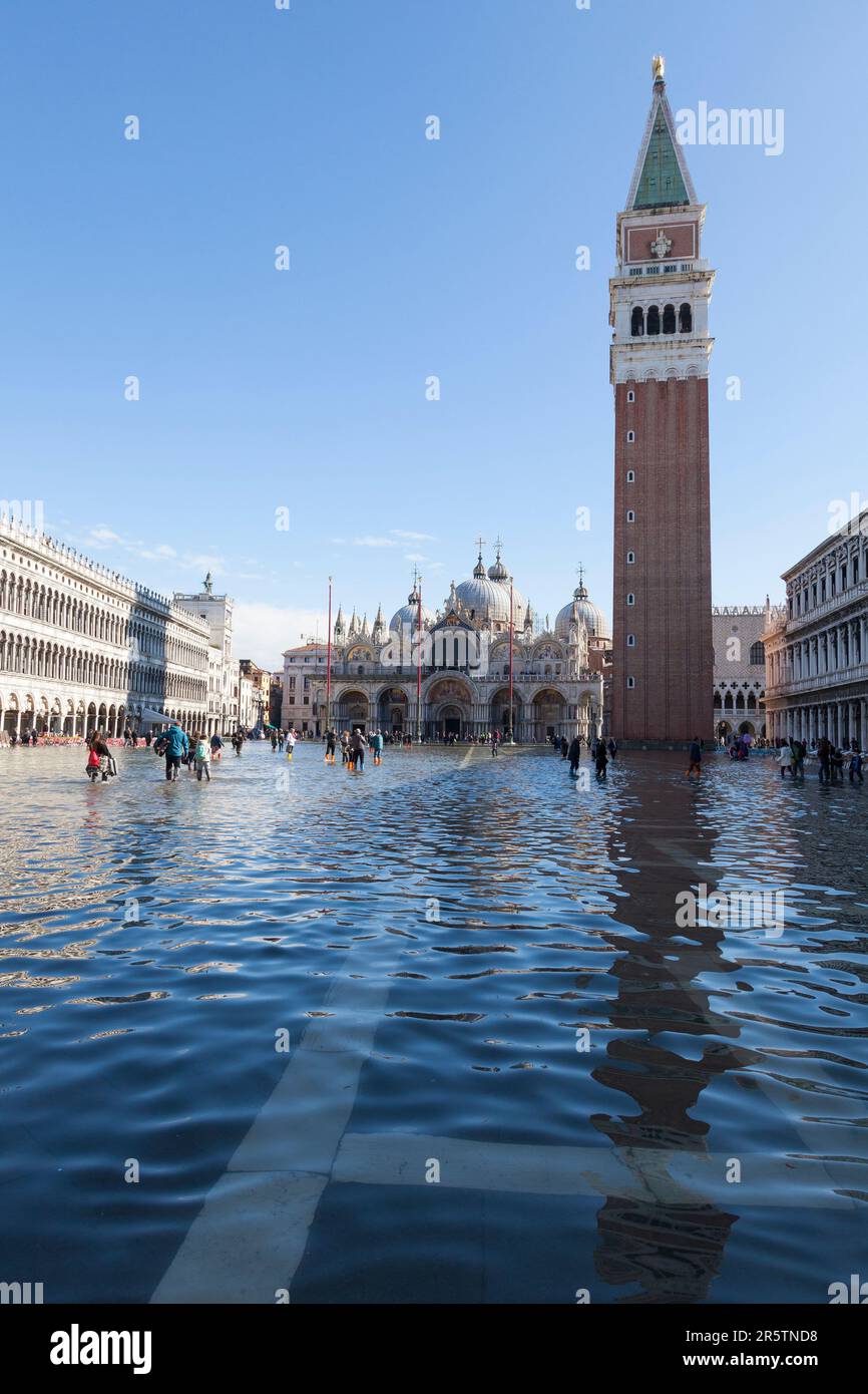 Piazza San Marco e la Basilica di San Marco allagati da acqua alta, Venezia, Veneto, Italia Foto Stock