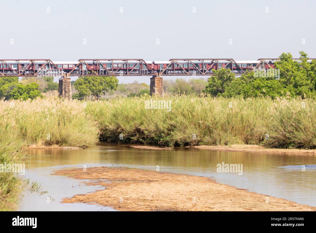 Kruger Shalati, sistemazione di lusso in un treno sul Ponte Selati con vista sul fiume Sabie, Parco Nazionale Kruger, Sud Africa Foto Stock