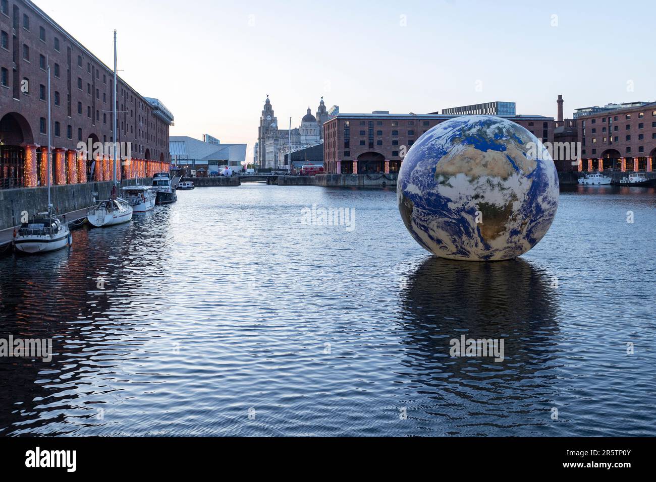 Liverpool, regno unito Maggio, 16, 2023 Terra galleggiante in Albert Dock per Eurovision 2023 Foto Stock