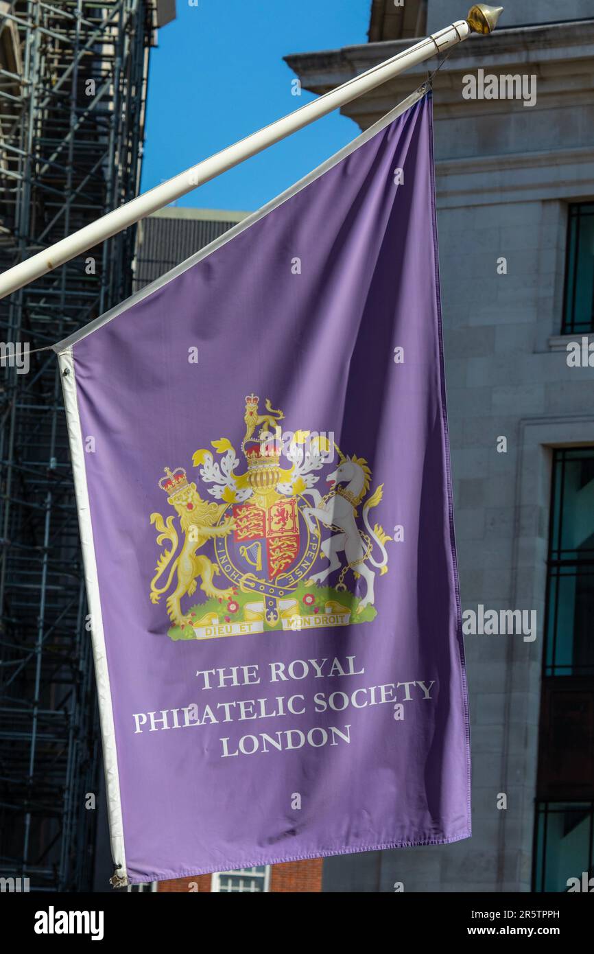 Londra, Regno Unito - Aprile 20th 2023: Una bandiera appesa all'esterno dell'edificio della Royal Philatelic Society su Abchurch Lane, nella City of London, Regno Unito. Foto Stock