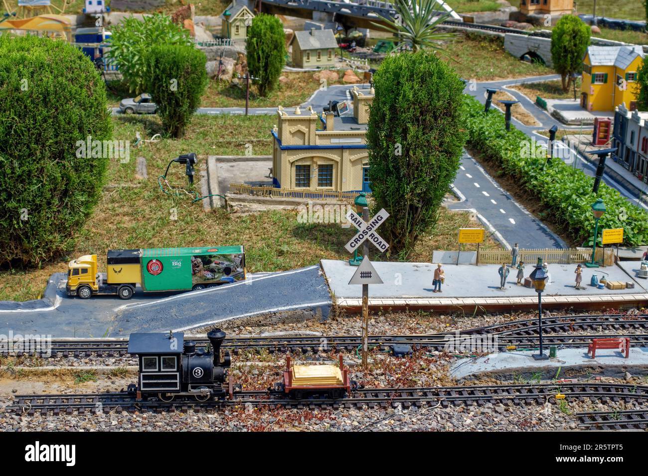 Una vista panoramica all'aperto del Neverenuf Garden Railway Museum a Gurugram, India Foto Stock