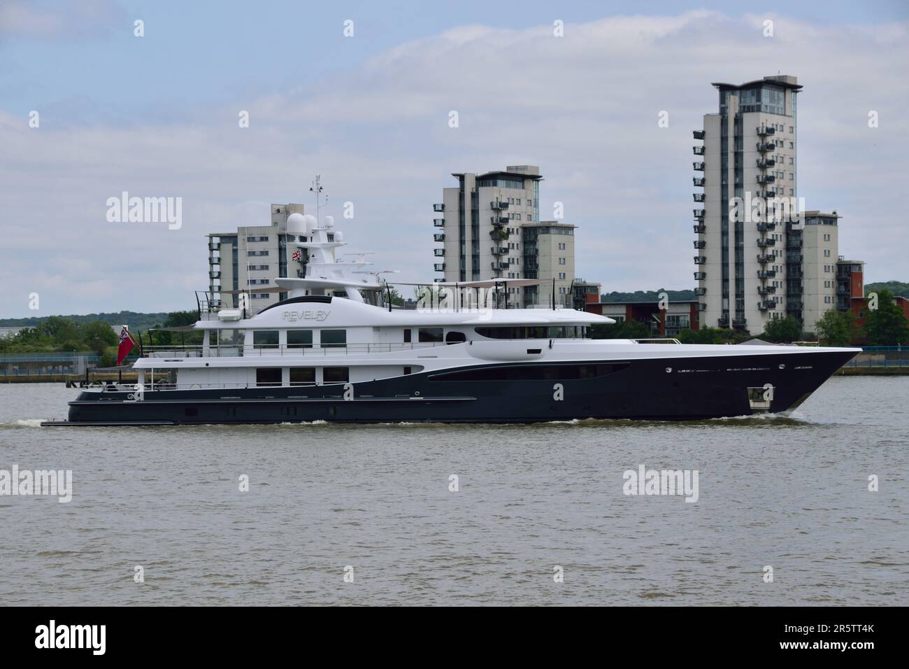 LA RIVELAZIONE del superyacht, costruito Be Amels, visto dirigersi verso il Tamigi per visitare Londra Foto Stock