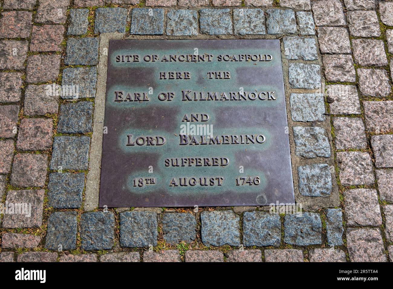 Una targa che segna il sito dell'impalcatura dove sono state giustiziate 125 persone, situata nei Trinity Square Gardens, nella zona di Tower Hill a Londra, Regno Unito. Foto Stock