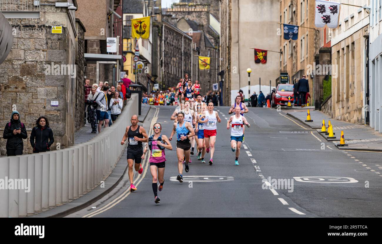 I migliori corridori che corrono nella maratona di Edimburgo 2023, Canongate, Royal Mile, Scozia, Regno Unito Foto Stock