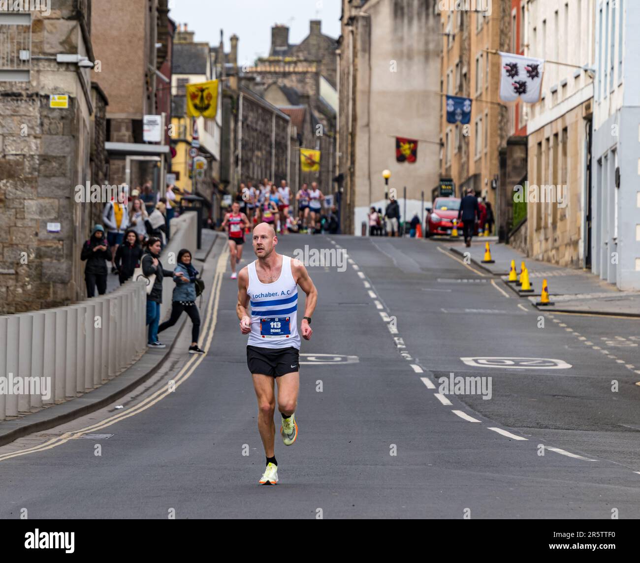 I migliori corridori che corrono nella maratona di Edimburgo 2023, Canongate, Royal Mile, Scozia, Regno Unito Foto Stock