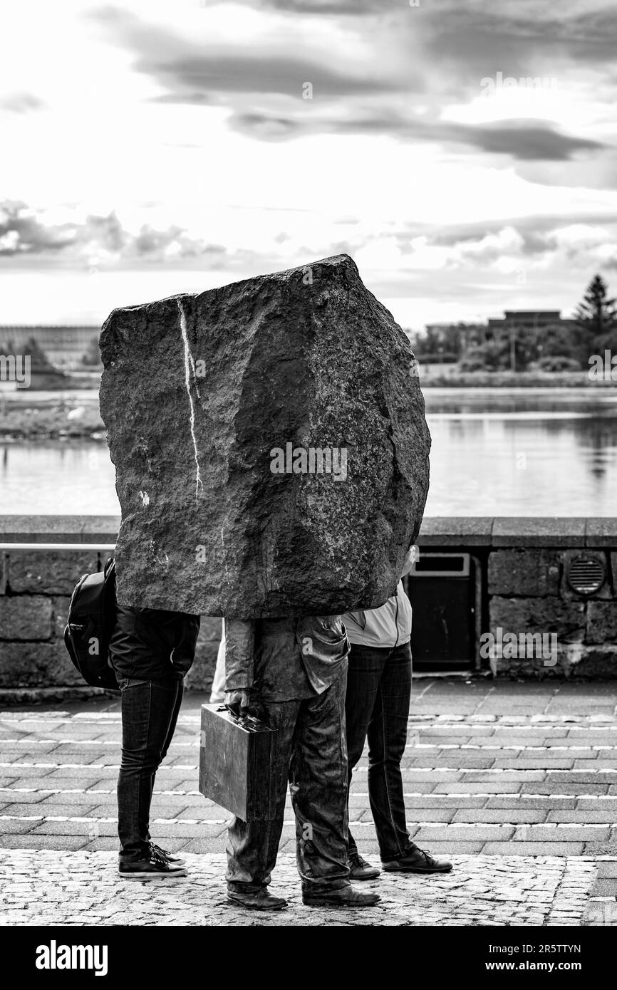 Due turisti parti inferiori, gambe, statua pubblica. Reykjavik, Islanda, invisibile dietro Foto Stock
