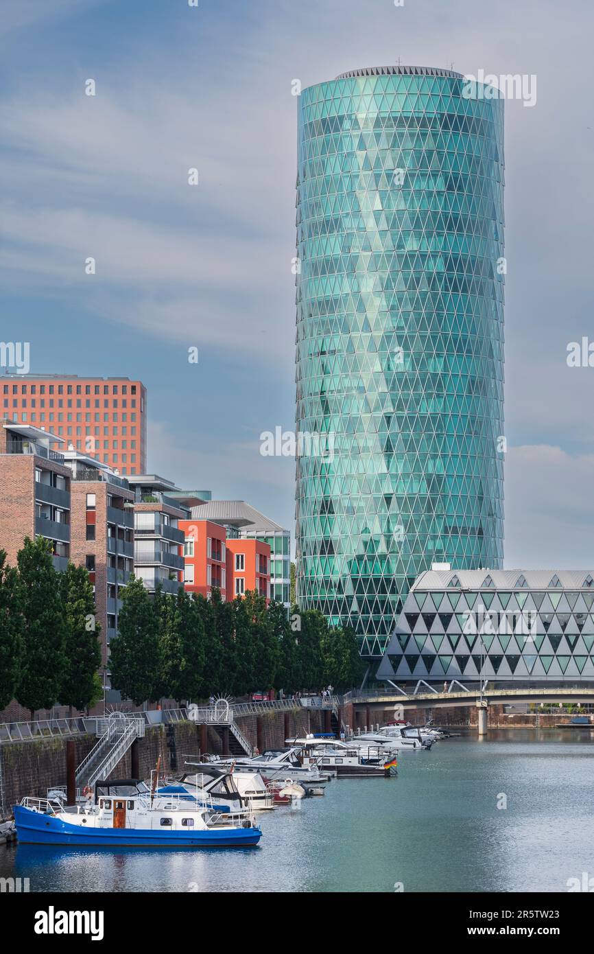 La Westhafen Tower è uno dei primi edifici dell'ex Frankfurt Westhafen. Foto Stock