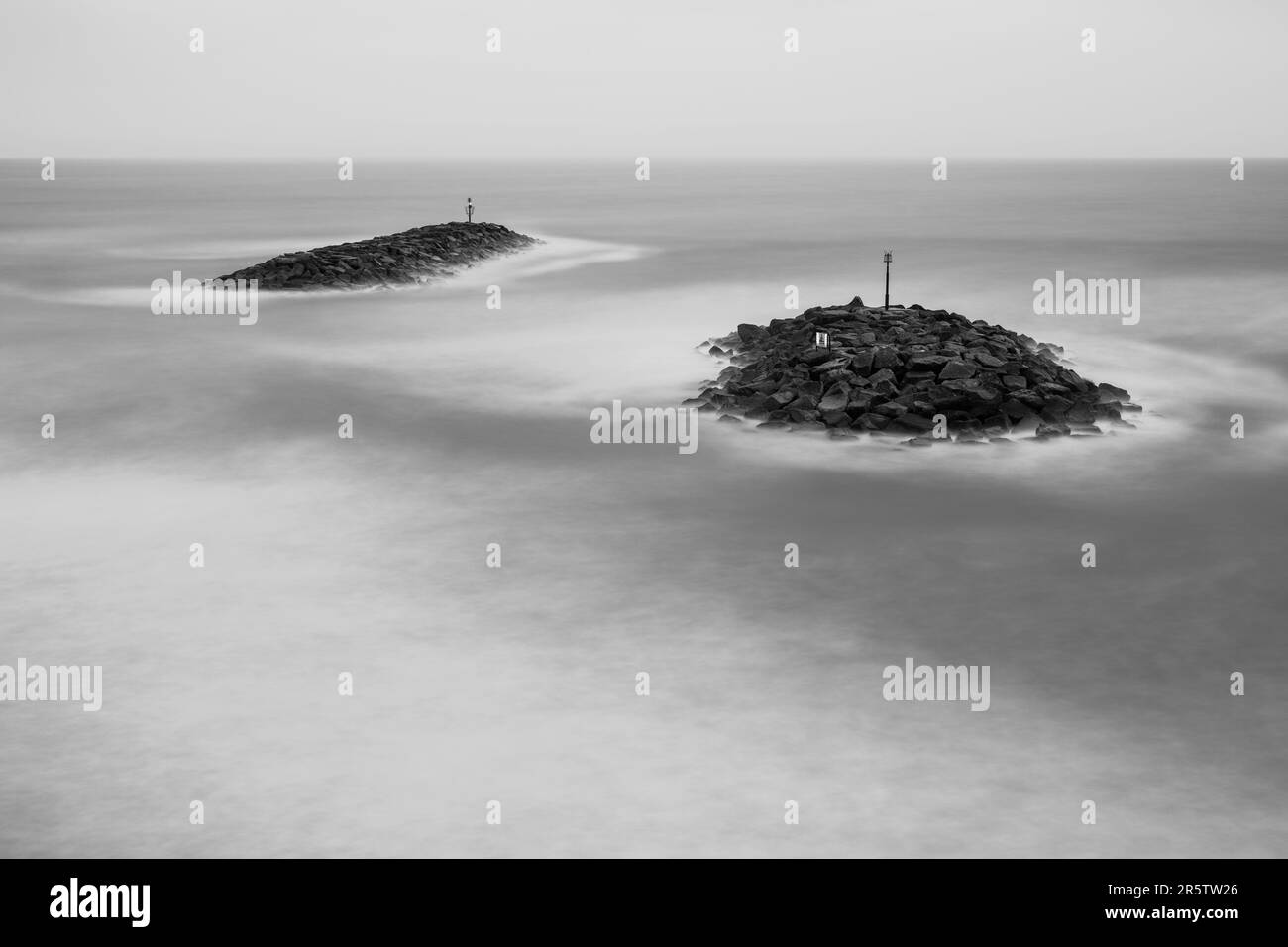 Le frangiflutti artificiali dell'isola di roccia difendono la Jurassic Coast del Devon a Sidmouth. Foto Stock