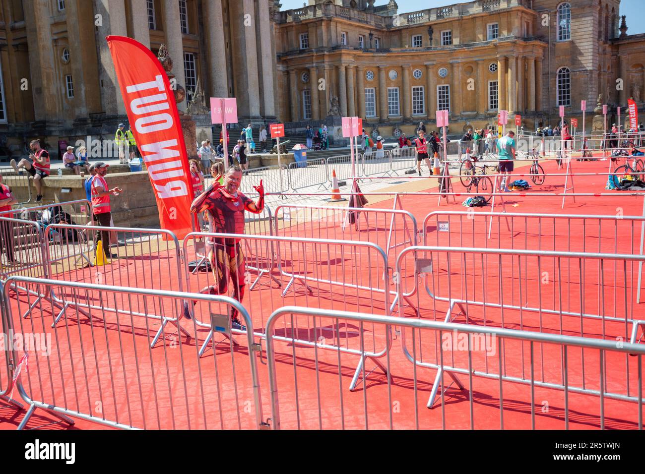 Blenheim Palace, Woodstock, Oxfordshire, Gran Bretagna. 04/06/2023. Atleta maschile vestito come Spiderman gestisce il corso a Blenheim Palace Triathlon 04/06/23. Foto Stock