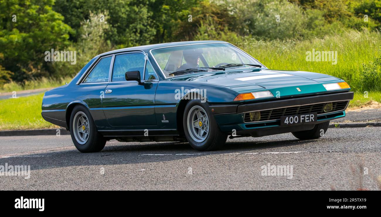 Stony Stratford, Regno Unito - 4th 2023 giugno: 1978 FERRARI 400 AUTO classica in viaggio su una strada di campagna inglese. Foto Stock