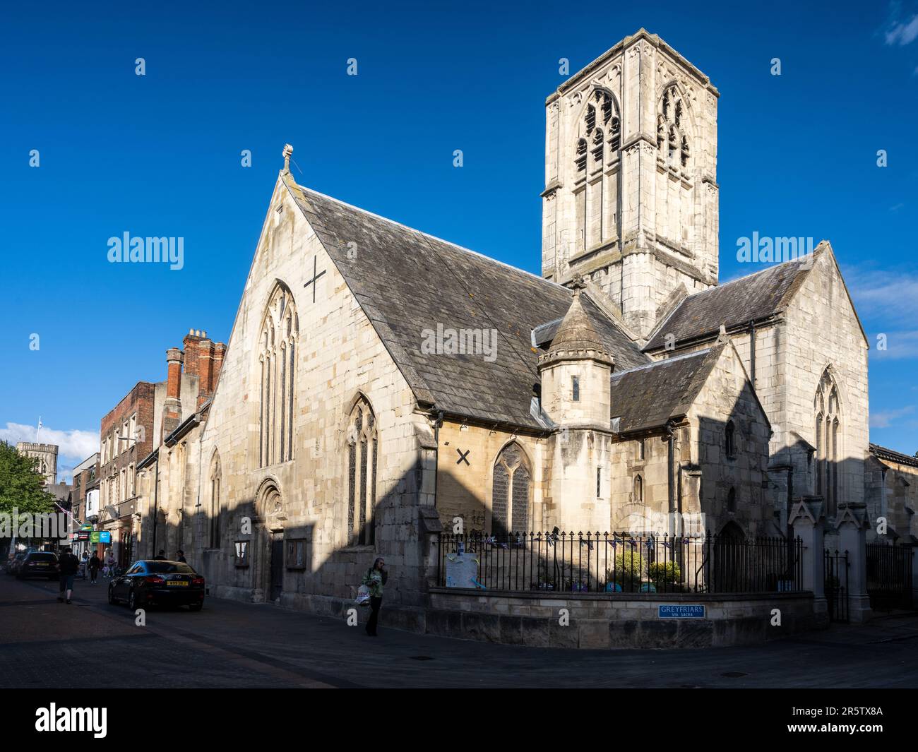 Il sole splende sulla chiesa normanna di Santa Maria della Cripta a Gloucester, Inghilterra. Foto Stock