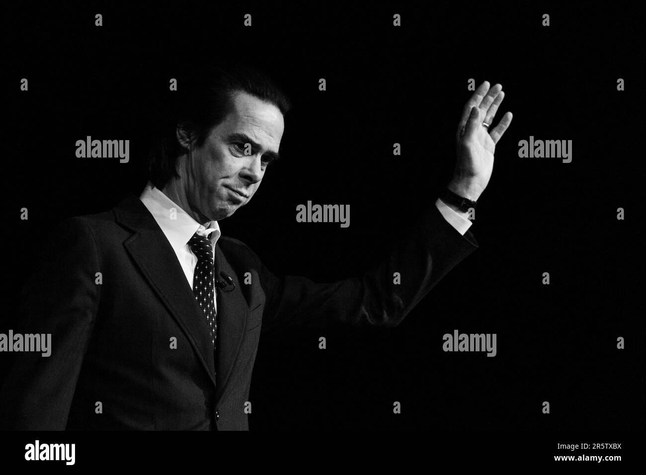 Colonia, Germania. 05th giugno, 2023. Nick Cave, musicista e autore australiano, presenterà il suo libro "Faith, Hope and Carnage" al Lit.Cologne Special al Theater am Tanzbrunnen. Il libro è stato scritto durante più di 40 ore di conversazioni personali tra Cave e il co-autore Sean o'Hagan. Credit: Rolf Vennenbernd/dpa/Alamy Live News Foto Stock