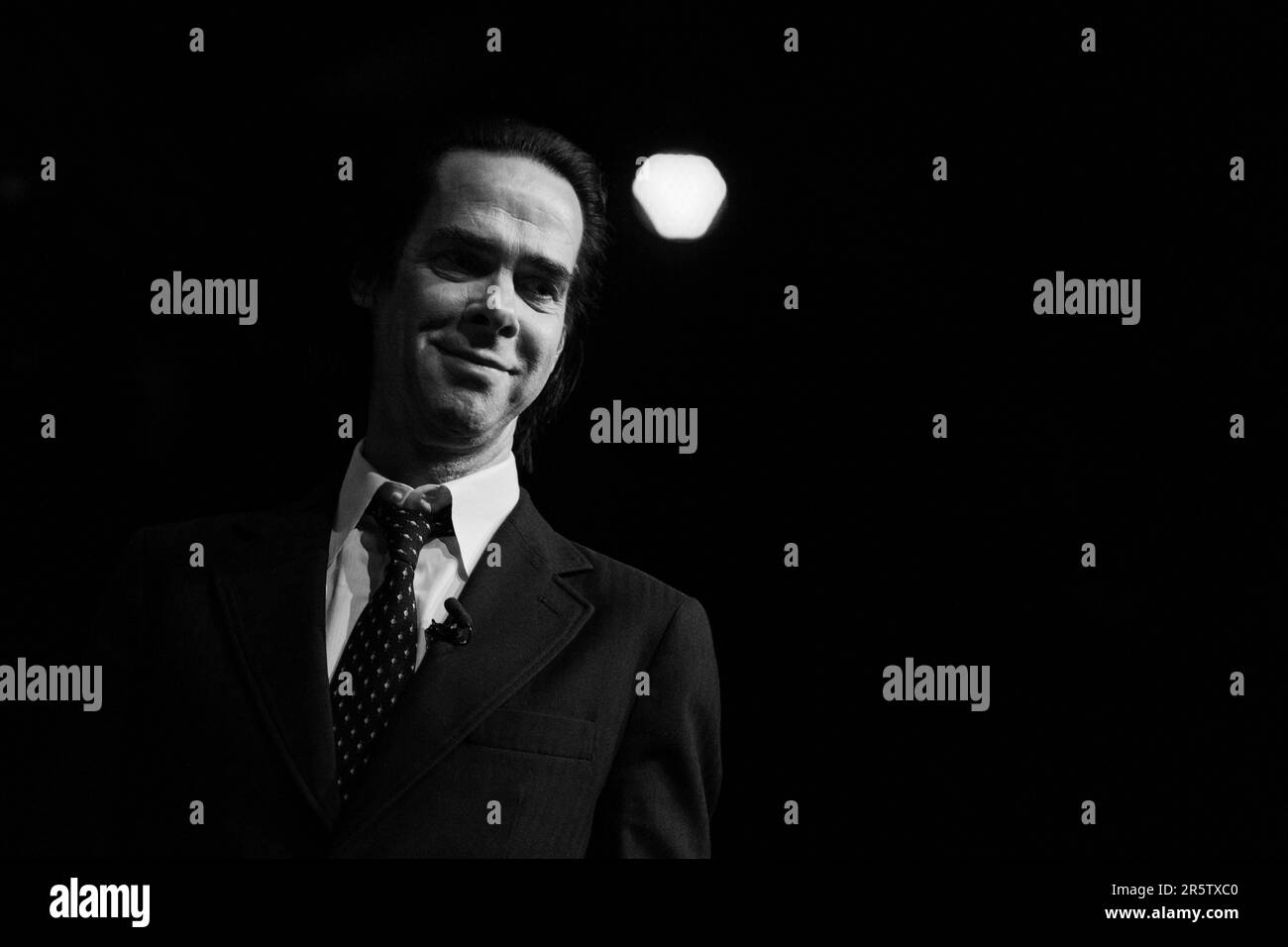 Colonia, Germania. 05th giugno, 2023. Nick Cave, musicista e autore australiano, presenterà il suo libro "Faith, Hope and Carnage" al Lit.Cologne Special al Theater am Tanzbrunnen. Il libro è stato scritto durante più di 40 ore di conversazioni personali tra Cave e il co-autore Sean o'Hagan. Credit: Rolf Vennenbernd/dpa/Alamy Live News Foto Stock