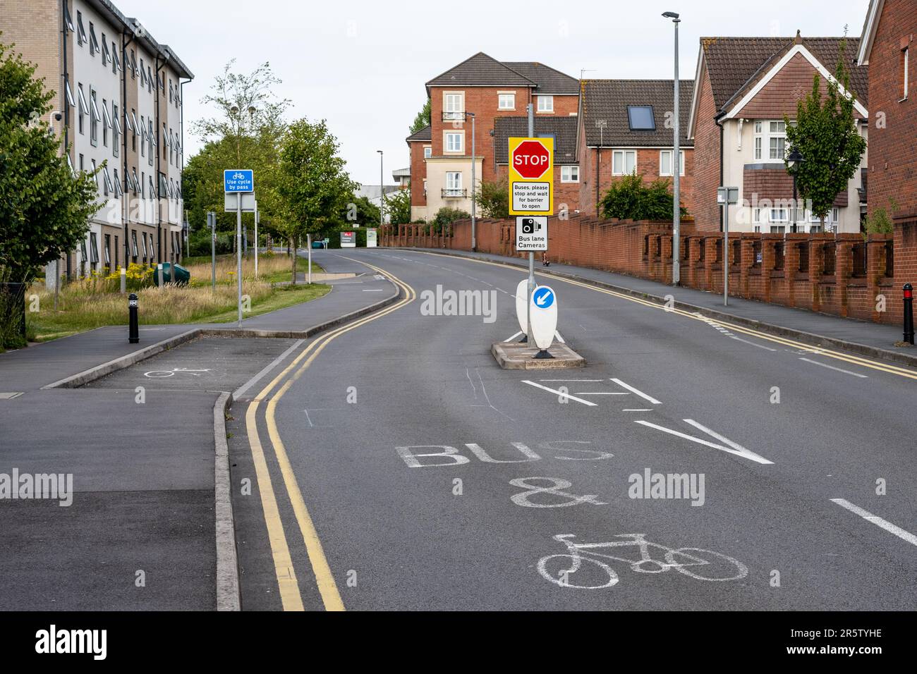 Long Mead, una strada di sola autobus che attraversa il villaggio di Cheswick fino al campus dell'Università dell'Inghilterra occidentale nel nord di Bristol. Foto Stock