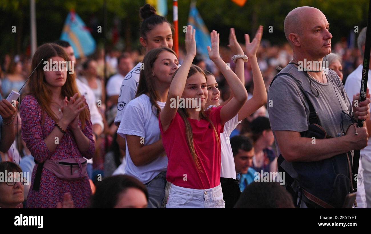 I giovani si aggrappano dopo le canzoni cristiane durante il Mladifest 2022 – il festival dei giovani – a Medjugorje. Foto Stock