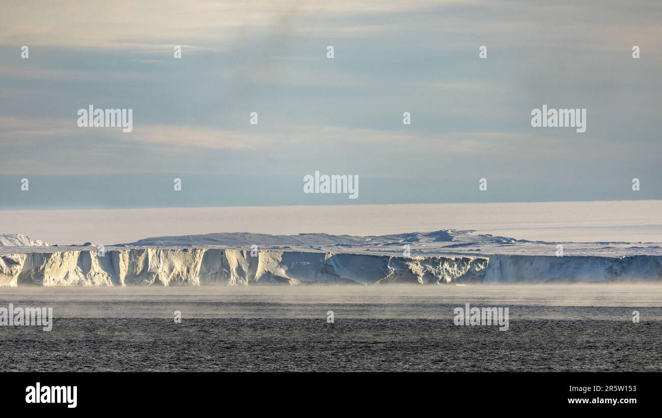 Sea Fog sotto la Ross Ice Shelf nella Baia delle balene di Shackleton, Mare di Ross, Oceano Meridionale, Antartide Foto Stock
