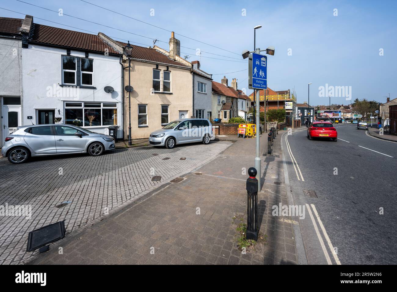 Le indicazioni su Bedminster Down Road segnano l'entrata di un quartiere 'home zone' calmato dal traffico di case terrazzate a Bristol. Foto Stock