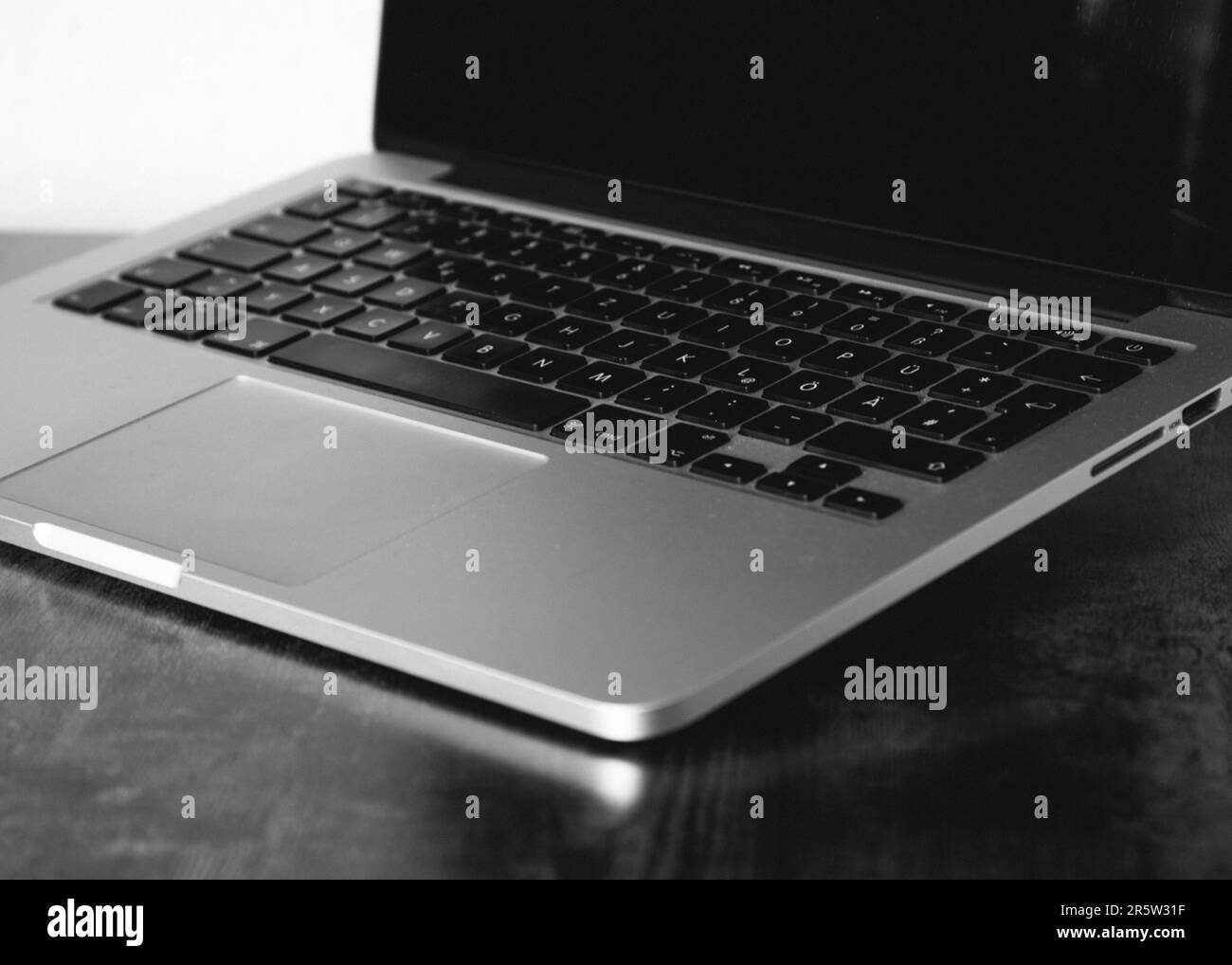 Immagine in scala di grigi di un MacBook Pro sul tavolo Foto Stock