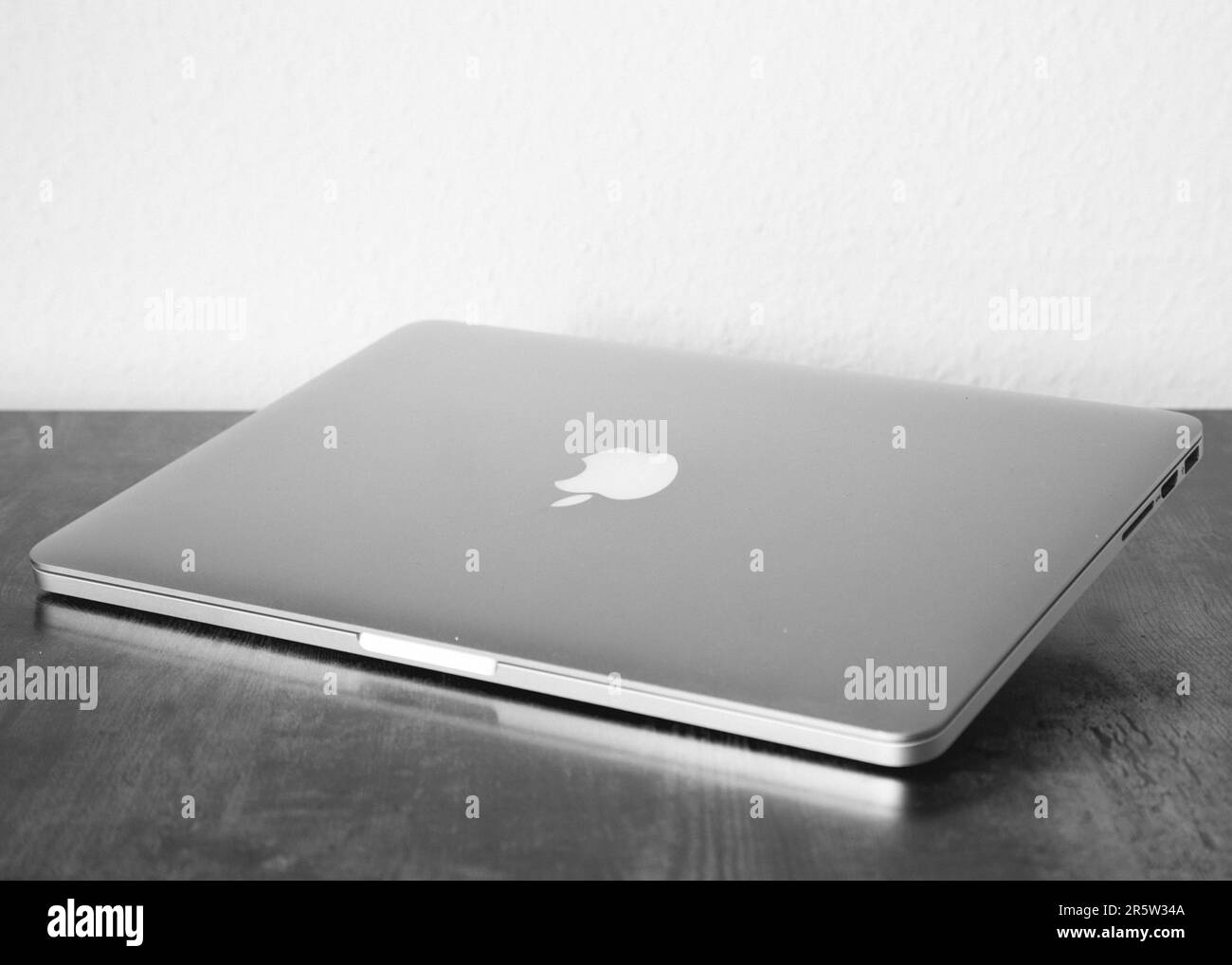 Immagine in scala di grigi di un MacBook Pro sul tavolo Foto Stock