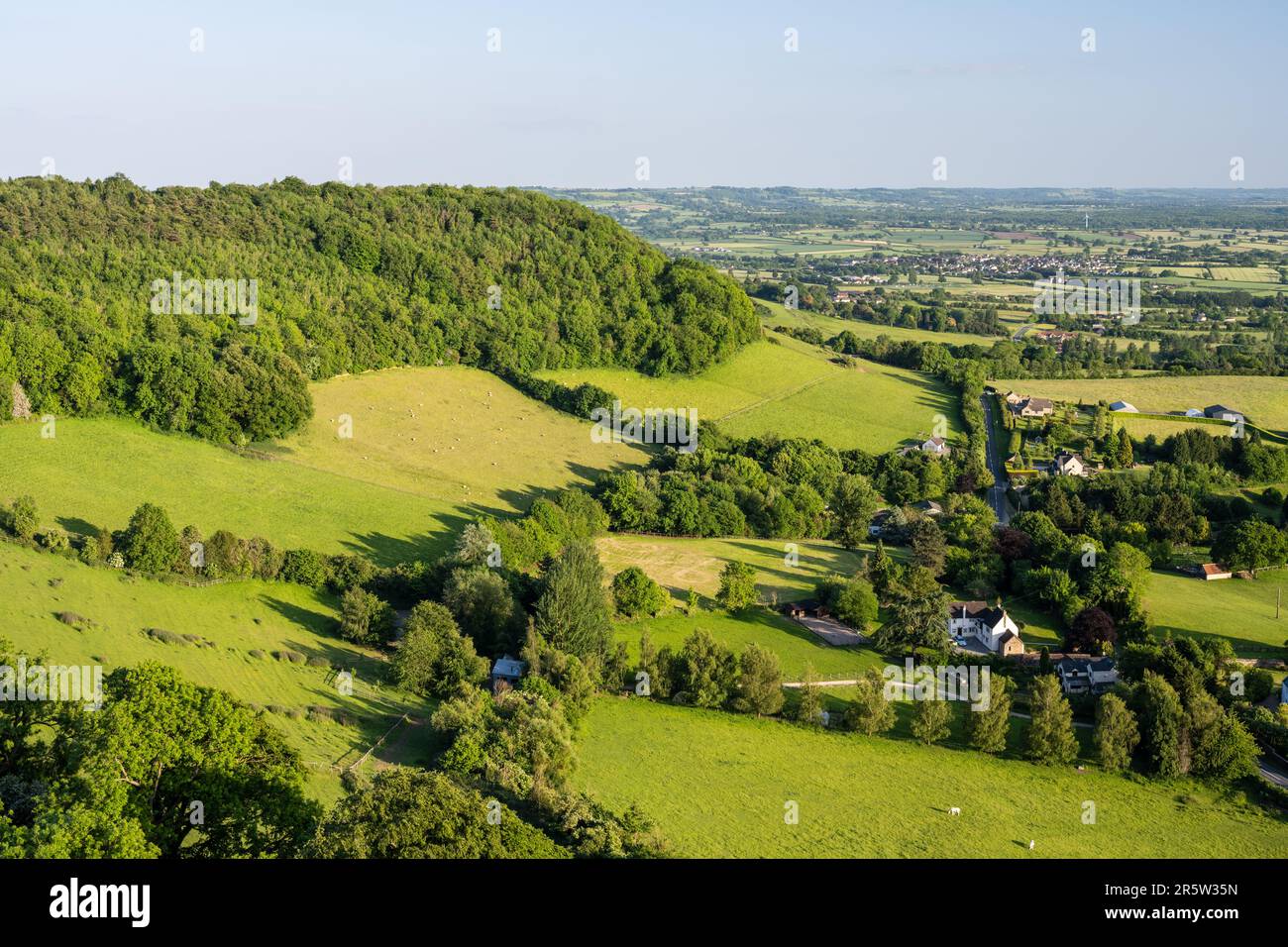 Le colline di Cotswolds formano una carpa distintiva con la valle di Severn a Wotton-Under-Edge nel Gloucestershire. Foto Stock