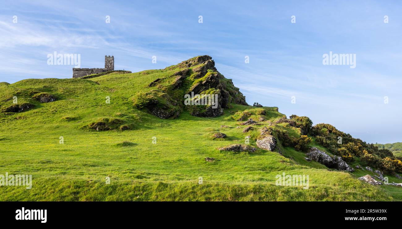 La chiesa di San Michele di Rupe si trova sul Brent Tor, una collina basaltica ai margini del Dartmoor nel Devon occidentale. Foto Stock