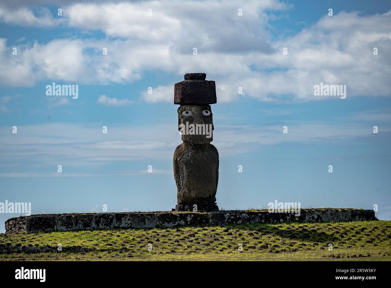 Isola di Pasqua, Cile -- 25 gennaio 2023.. Foto di una statua di Moai con gli occhi chiaramente visibili rivolti verso l'interno; Foto Stock