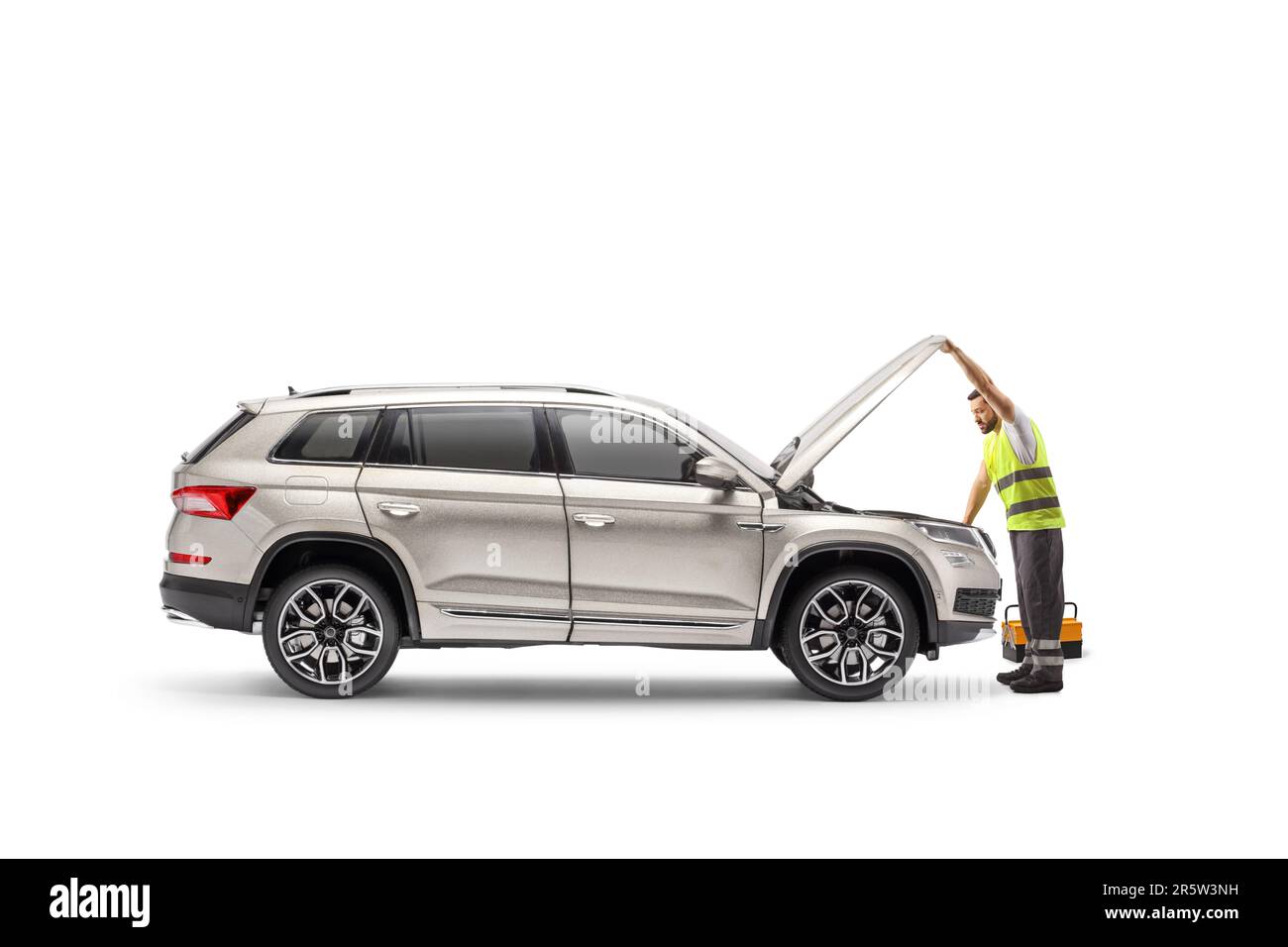 Addetto all'assistenza stradale che ripara un veicolo con cofano aperto isolato su sfondo bianco Foto Stock