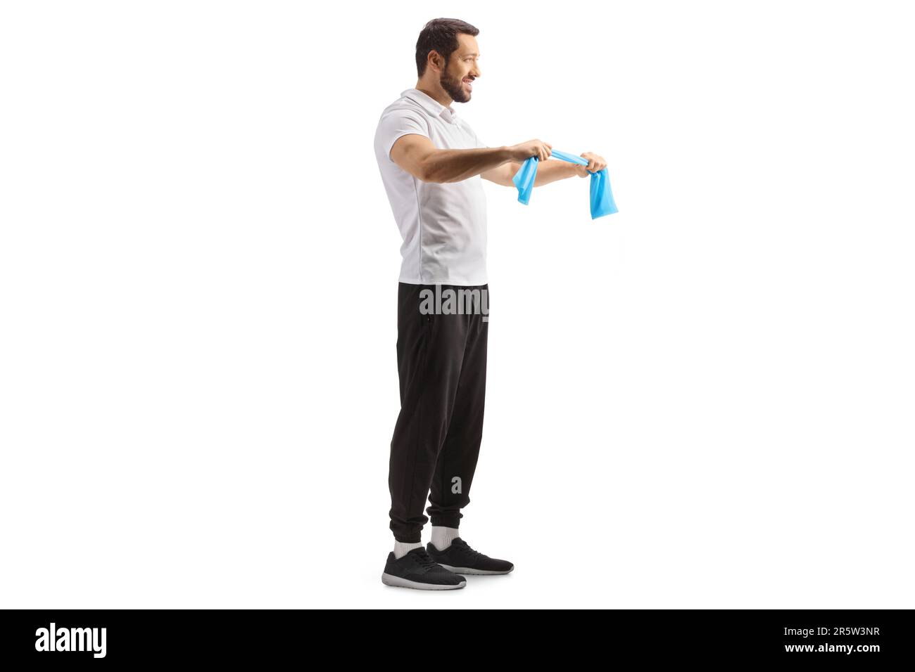Immagine a tutta lunghezza di un allenatore di fitness con una fascia di resistenza isolata su sfondo bianco Foto Stock