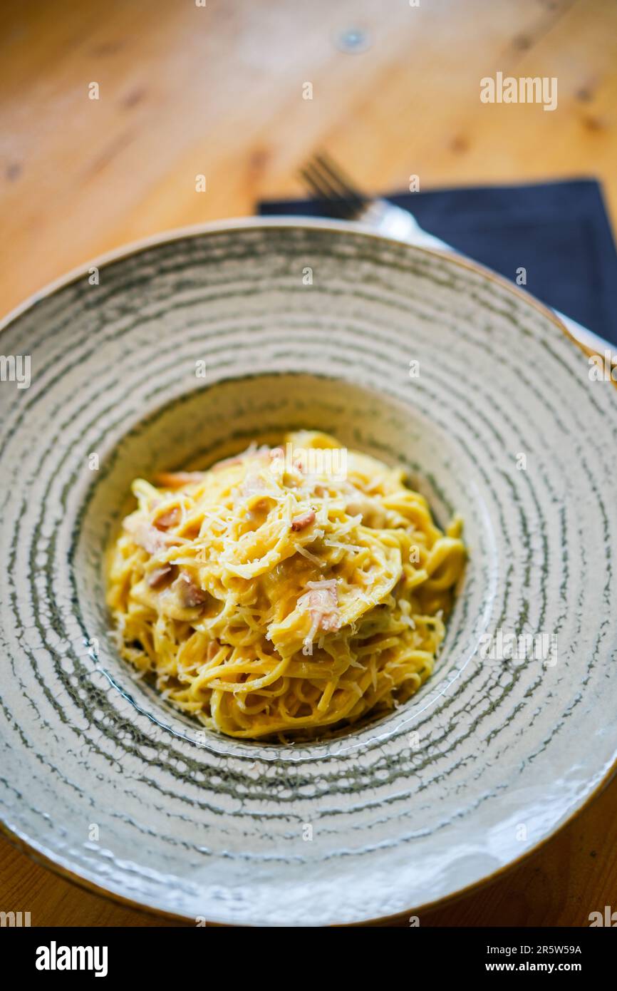 Primo piano shot di spaghetti alla carbonara in un piatto. Foto Stock