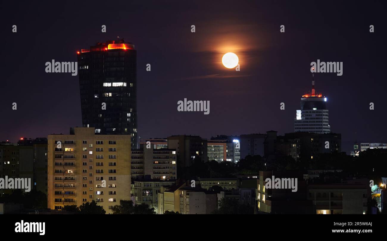 Luna piena sulla città di Szczecin, Polonia. Foto Stock