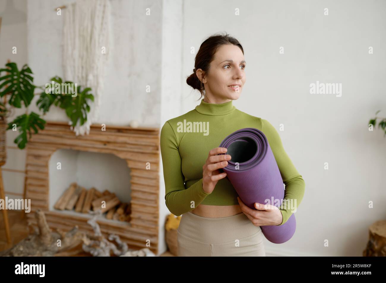 Ritratto di donna sportiva con materassino yoga per allenamento e mediazione Foto Stock