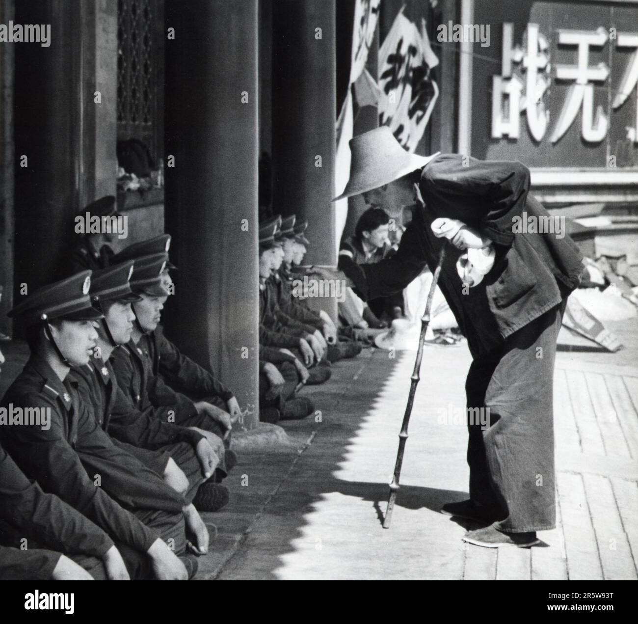 Un vecchio uomo cinese insegna soldati di fronte a Zhongnanhai, il quartier generale del Partito comunista cinese a Pechino, Cina, il 26 maggio 1989. Proprio in fondo alla strada, i manifestanti pro-democrazia occupavano Piazza Tiananmen. Foto Stock