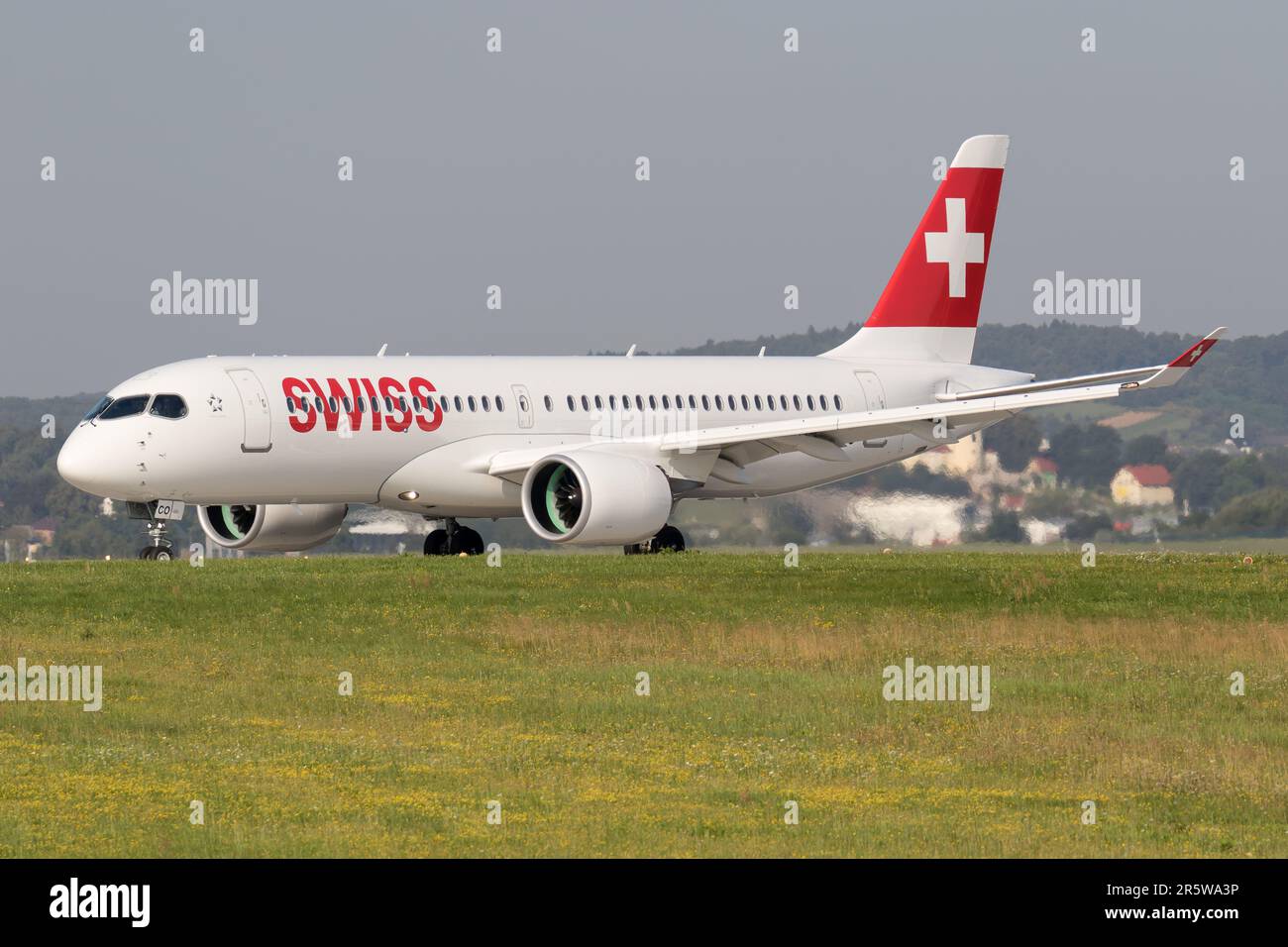 Un Swiss Airlines Airbus A220 che tassa dopo l'atterraggio all'aeroporto di Cracovia Foto Stock