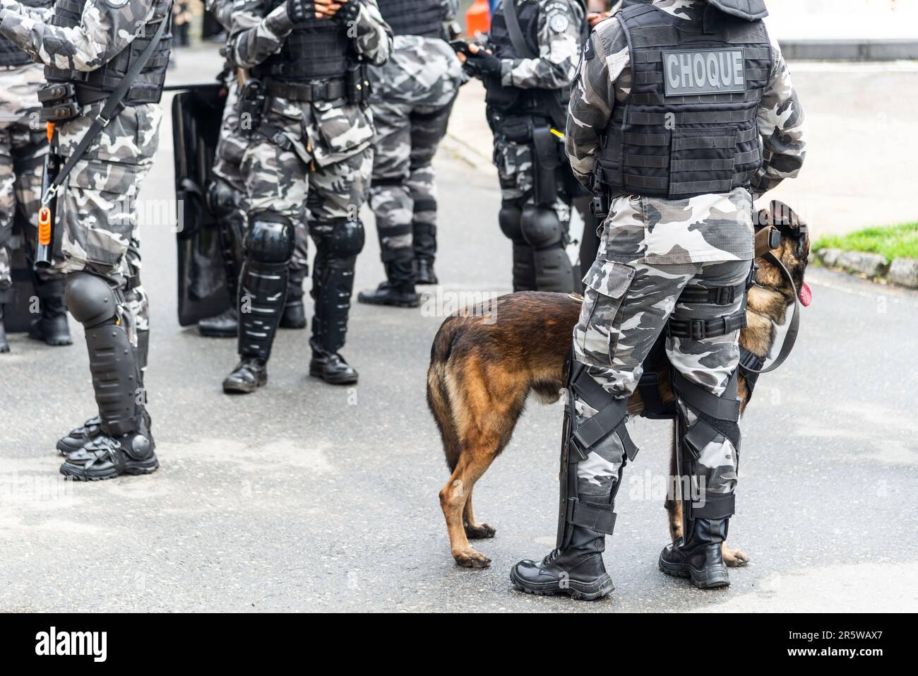 Salvador, Bahia, Brasile - 07 settembre 2022: Le truppe d'urto della polizia militare di Bahia aspettano l'inizio della parata brasiliana del giorno dell'indipendenza Foto Stock