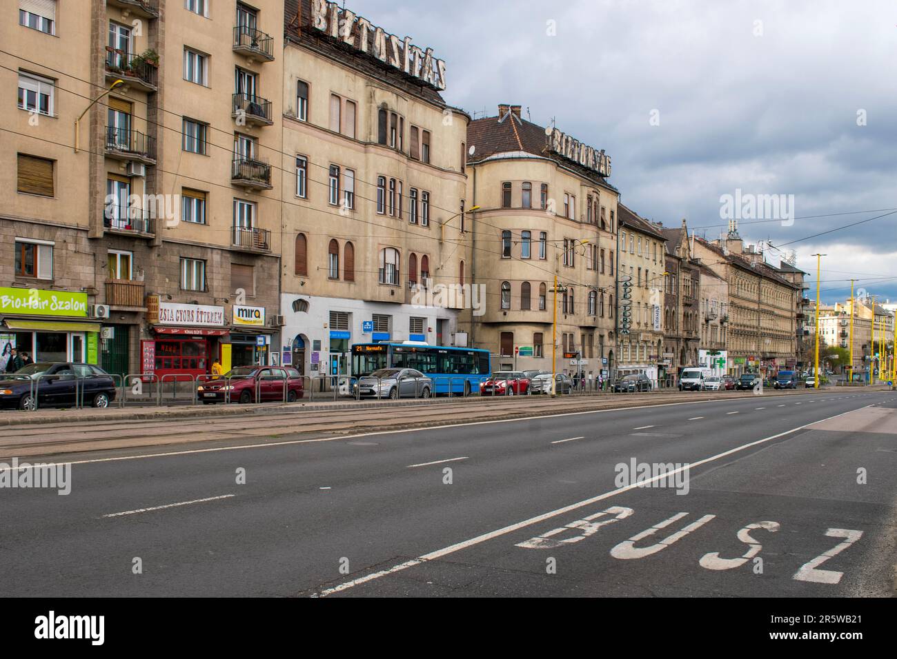 Budapest, Ungheria - 15 aprile 2023 alla scoperta delle affascinanti strade pomeridiane di budapest, ungheria Foto Stock