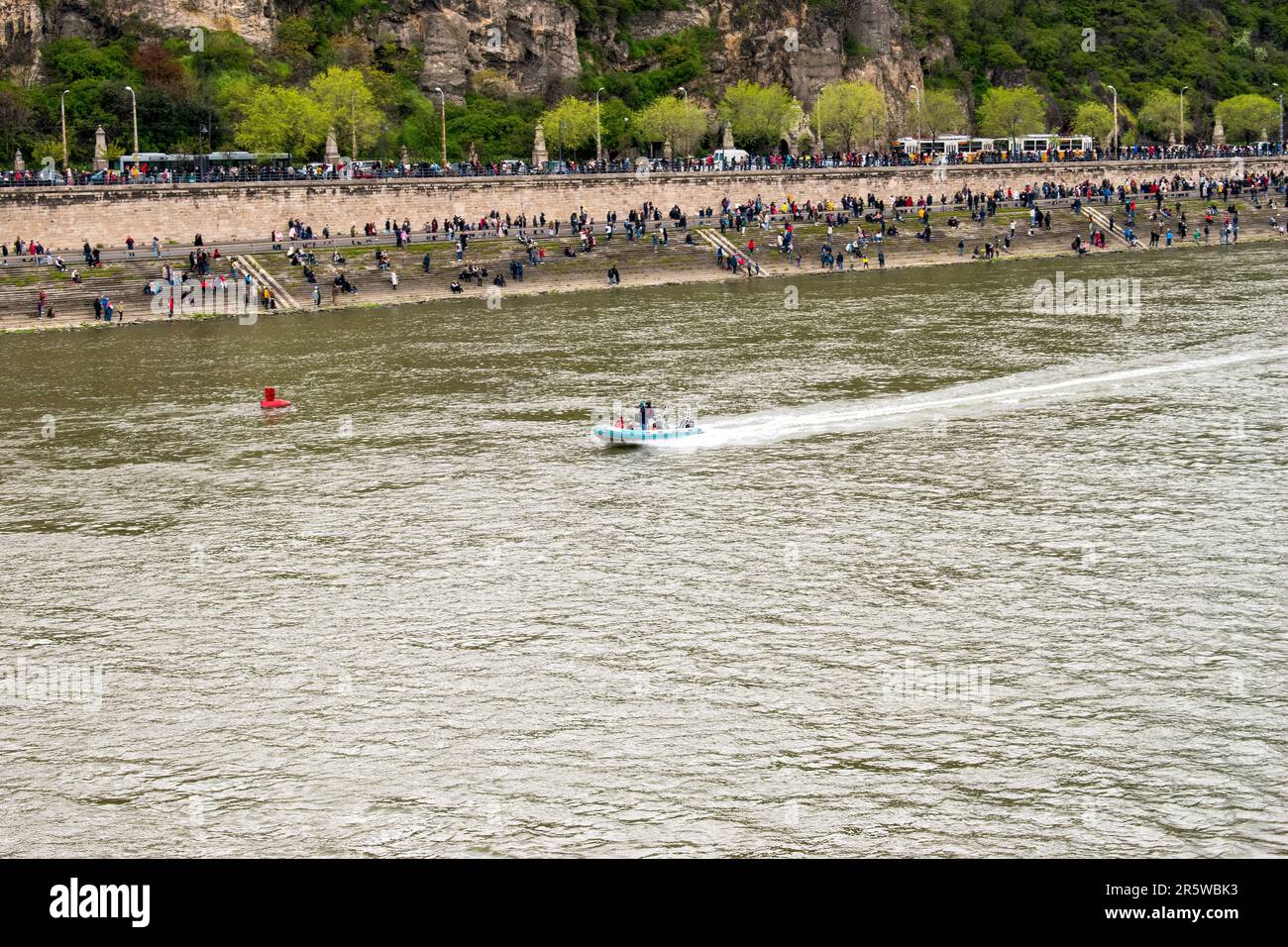 Budapest, Ungheria - 15 aprile 2023 momenti di tranquillità delizie pomeridiane sulle rive del danubio a budapest Foto Stock