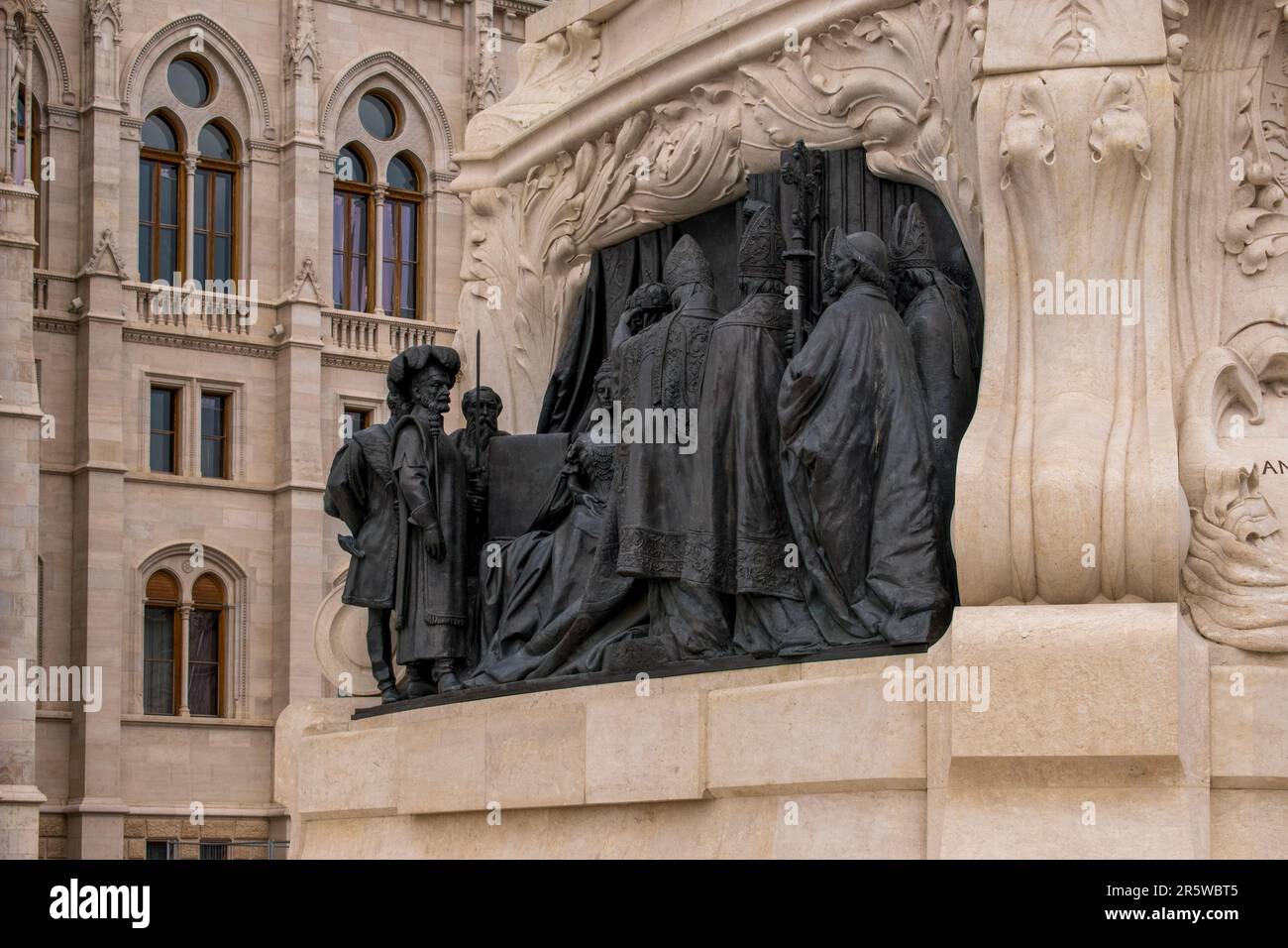 Budapest, Ungheria - 16 aprile 2023 riecheggia la storia della statua di gróf Andrássy gyula e della sua trasformazione nel tempo Foto Stock