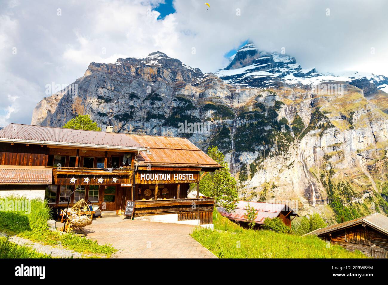Esterno del Mountain Hostel Gimmelwald nel piccolo villaggio agricolo di Gimmelwald con le Alpi svizzere sullo sfondo, Svizzera Foto Stock