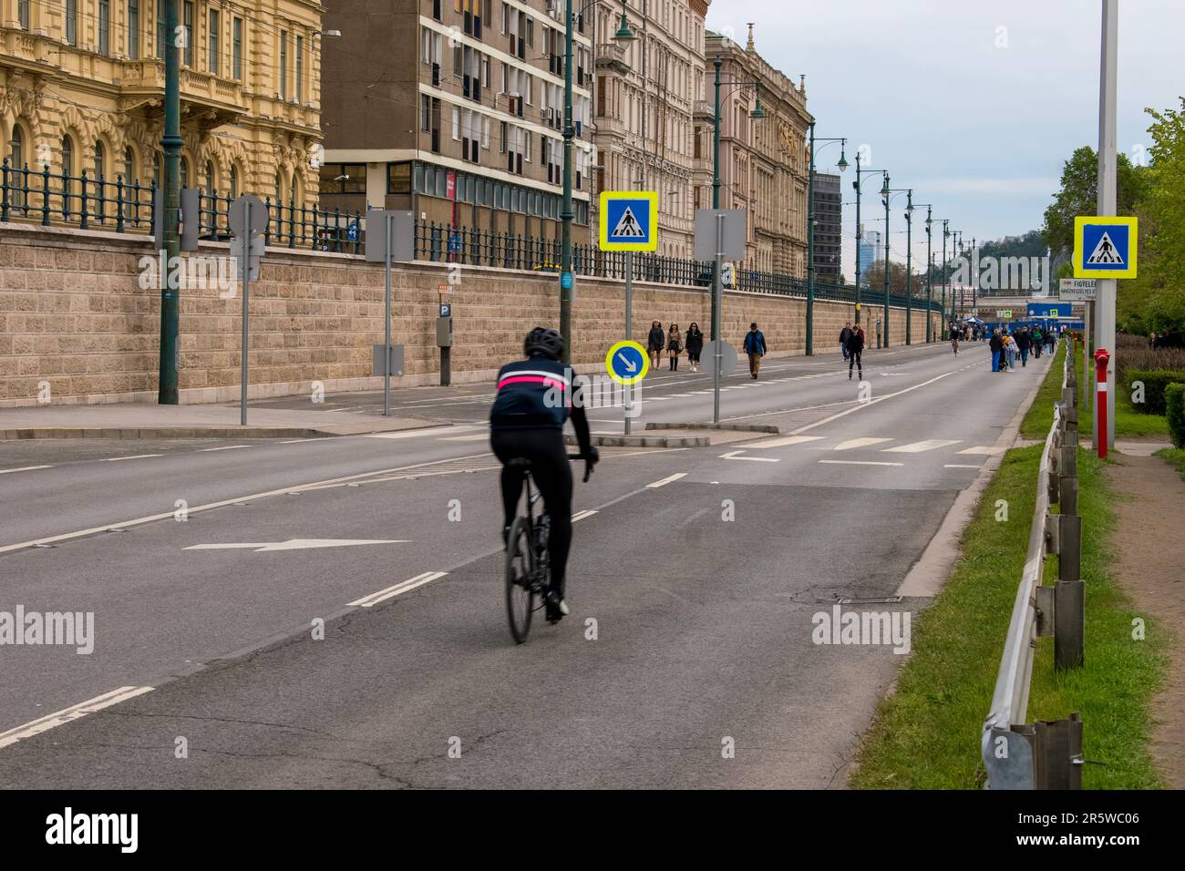 Budapest, Ungheria - 16 aprile 2023 pedalando attraverso la tranquillità un pomeriggio di viaggio in bicicletta lungo una strada tranquilla Foto Stock