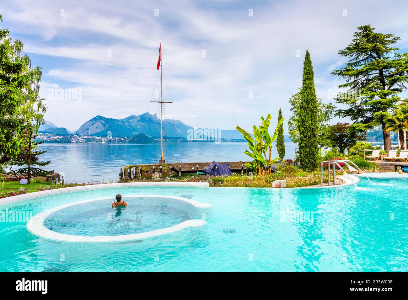 Piscina all'aperto con acqua salata al Solbad Beatus, sulle rive del lago Thun, Merligen, Svizzera Foto Stock