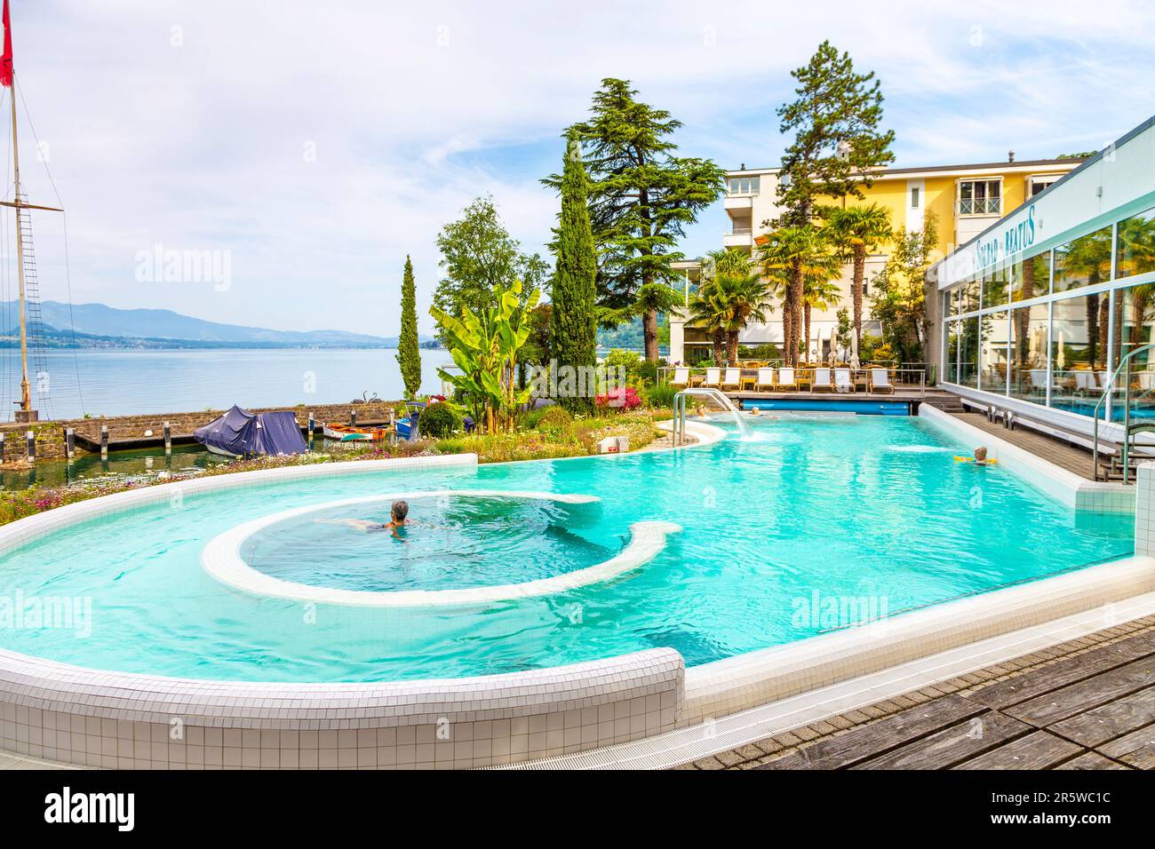 Piscina all'aperto con acqua salata al Solbad Beatus, sulle rive del lago Thun, Merligen, Svizzera Foto Stock