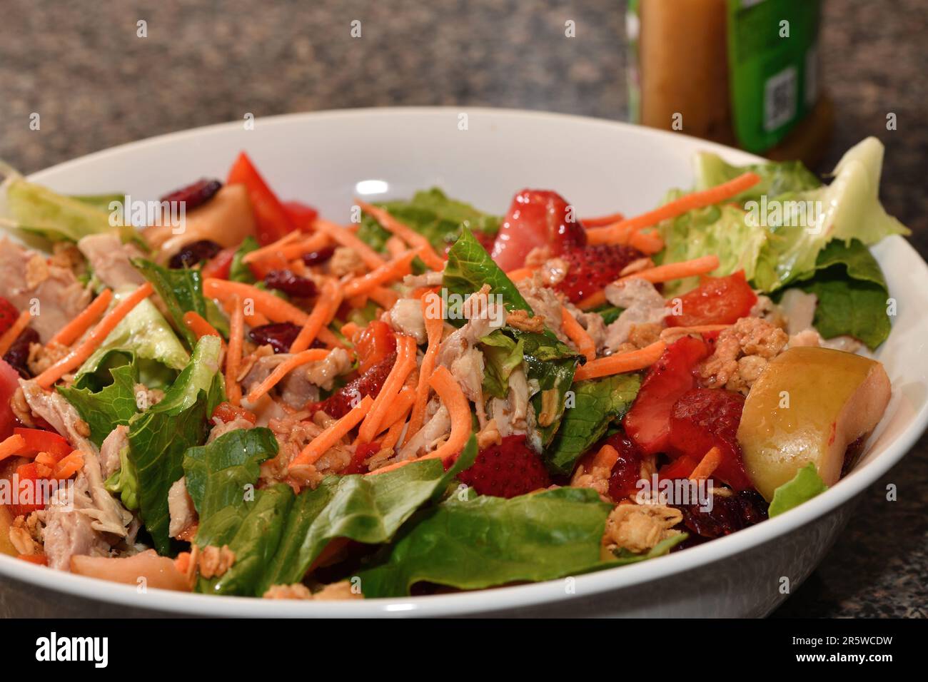 Insalata appena fatta con verdure e frutta. Foto Stock