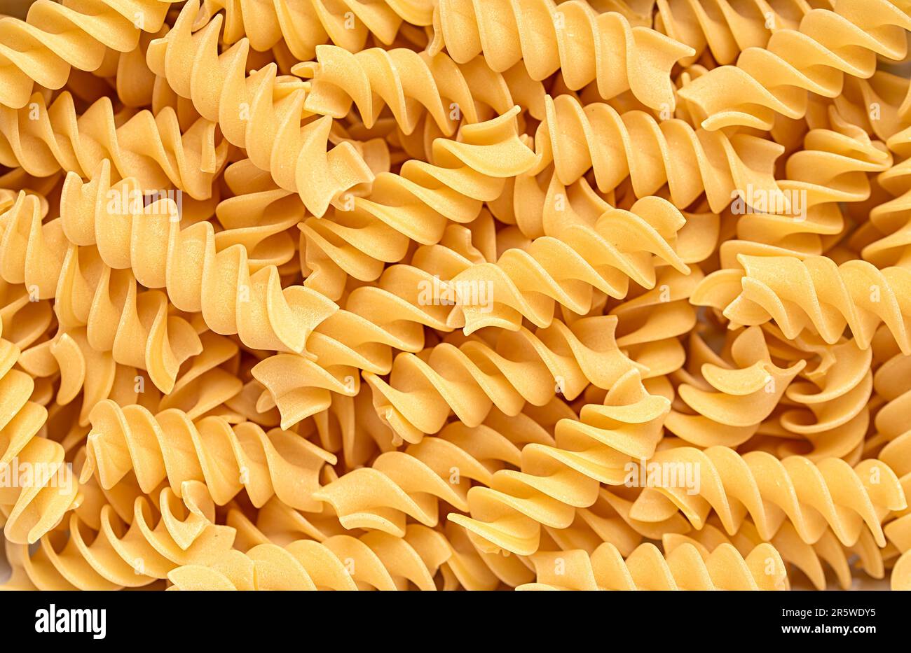 Fotografia in bianco di fusilli, pasta, maccheroni, duro, grano, semola, spirale, cruda, italiana, tradizionale, vegetariano, naturale, carboidrati Foto Stock