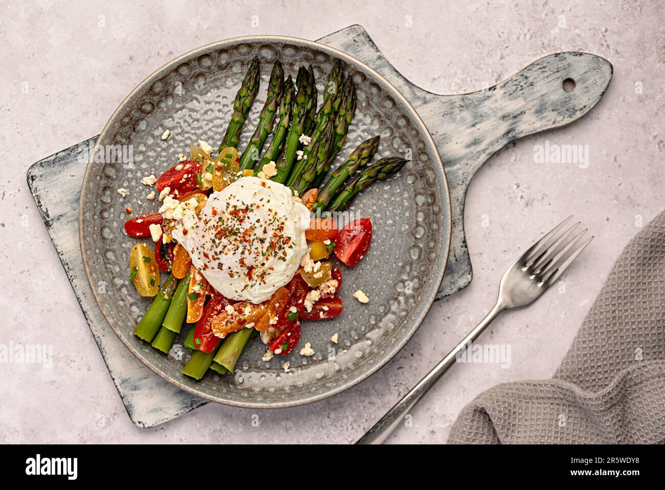 Fotografia alimentare di prima colazione, uova in camicia, asparagi, pomodoro, insalata, formaggio feta, dieta paleo, naturale, keto, stile di vita Foto Stock