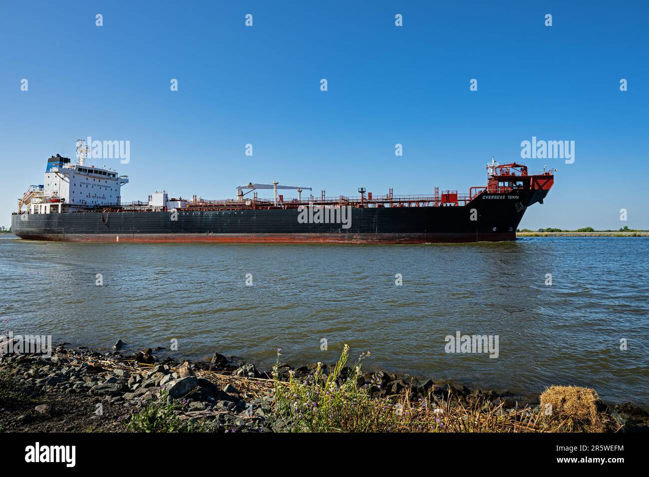 Nave da carico sul fiume San Joaquin, California Foto Stock