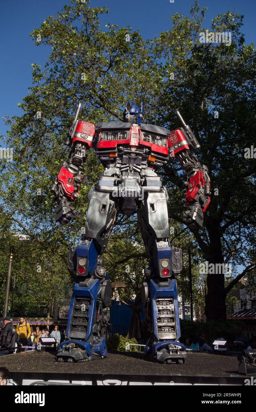 Optimus prime in Transformers The Rise of the Beasts una prima del film Paramount Pictures a Leicester Square, Londra, Inghilterra, Regno Unito Foto Stock