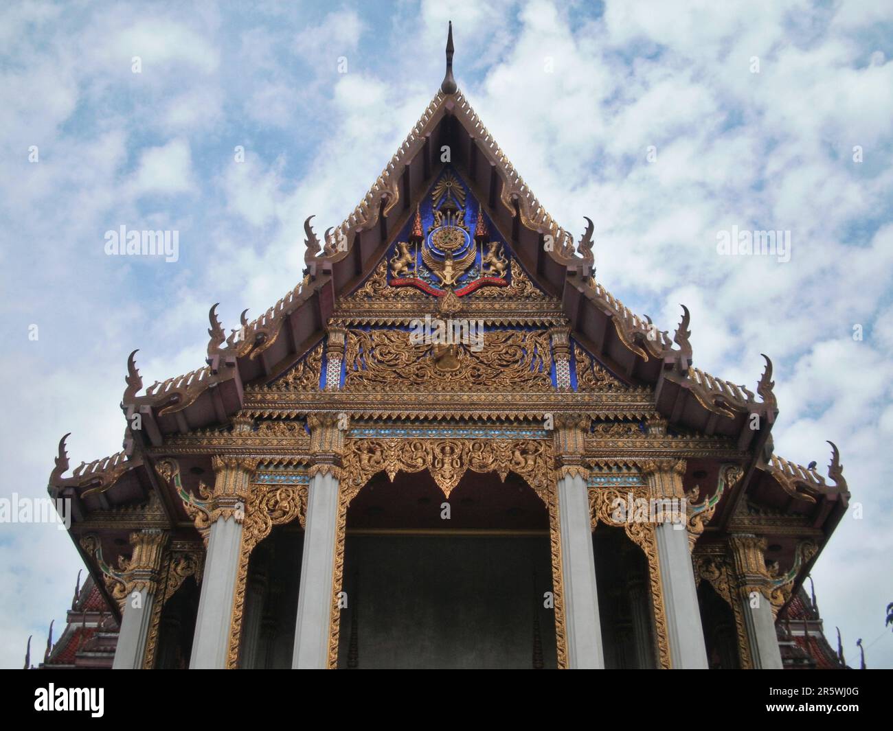 Bangkok, Thailandia - Agosto 22th 2010 : Focus su un buddhiste tempio in una baraccopoli, vicino all'aeroporto Don Mueang (DMG). E' un edificio molto nuovo. Foto Stock