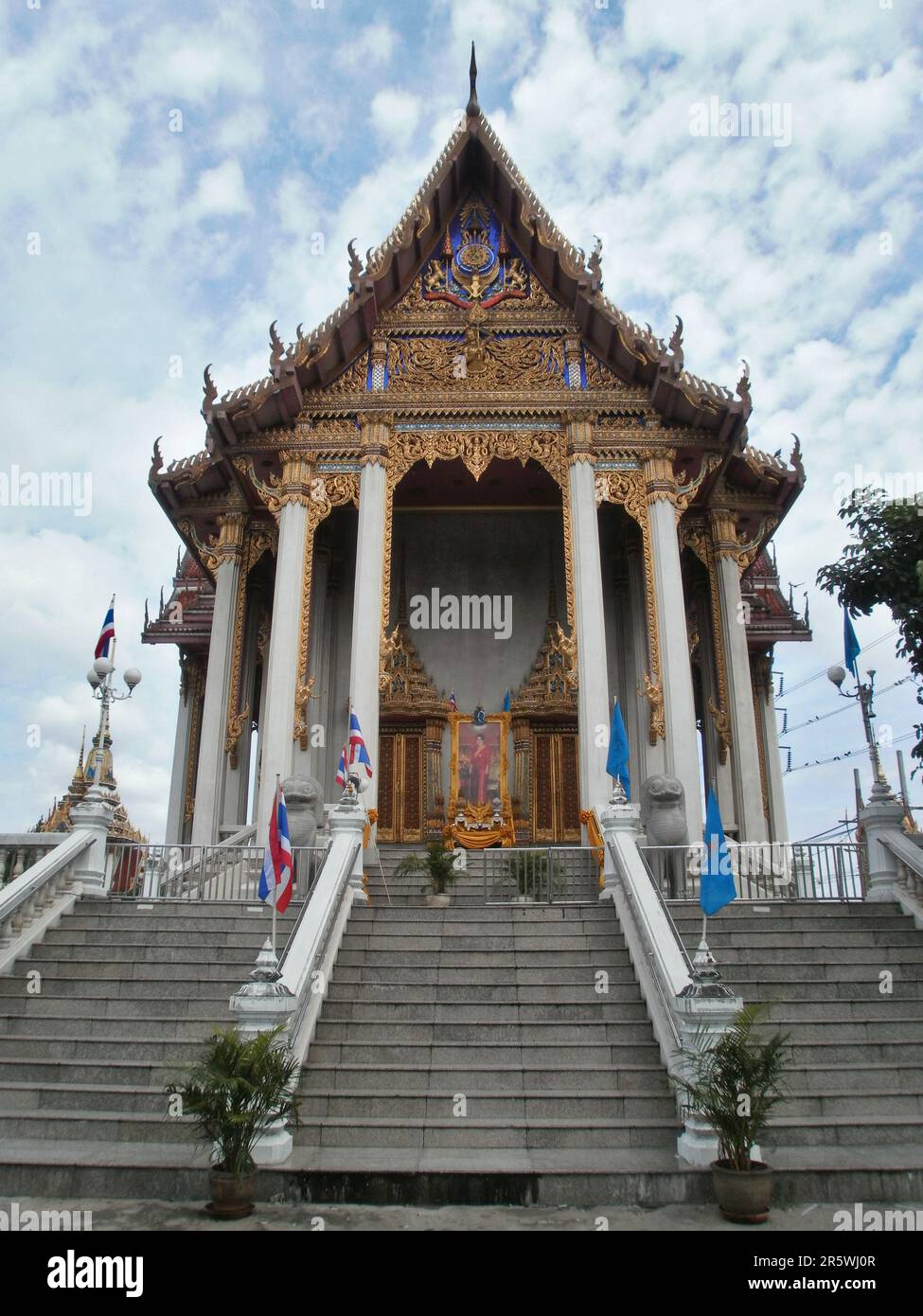 Bangkok, Thailandia - Agosto 22th 2010 : Focus su un buddhiste tempio in una baraccopoli, vicino all'aeroporto Don Mueang (DMG). Foto Stock