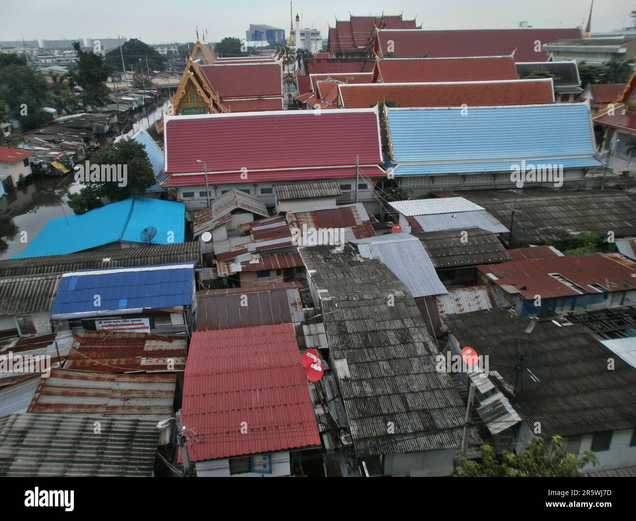 Bangkok, Thailandia - Agosto 21th 2010 : Slum su palafitte, installato sul fiume. Sono abitate da una popolazione povera e sono fatiscenti. Foto Stock